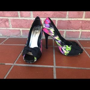 Multicolor peep toe Anne Michelle Heels. Size: 5.5